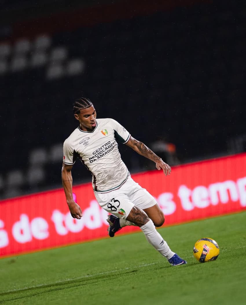 Otávio em ação pelo Estrela da Amadora, de Portugal (Foto: Reprodução/Instagram)