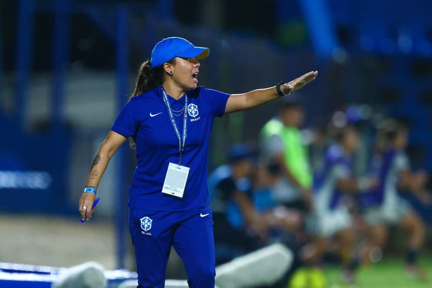 Treinadora Camilla Orlando disputa sua primeira competição oficial com a Seleção Brasileira Sub-20 e nesta quarta (25) pode conquistar seu primeiro título continental com o Brasil Créditos: Staff Images / CBF