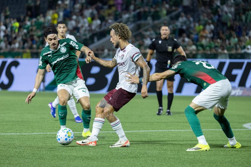 Palmeiras vence o Fluminense e mantém a liderança do Brasileirão (Foto: Renato Padalka/Ekobanpress/Gazeta Press)