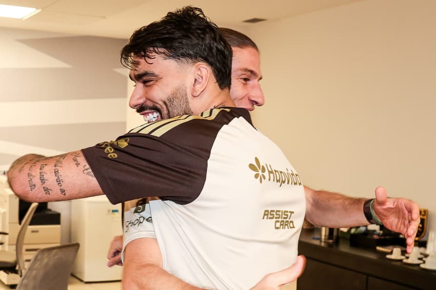 Paquetá abraça Filipe Luís na chegada ao Flamengo (Foto: Gilvan de Souza / Flamengo)