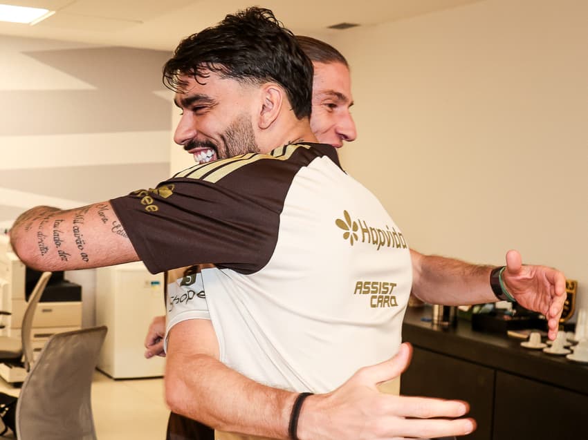 Paquetá abraça Filipe Luís na chegada ao Flamengo (Foto: Gilvan de Souza / Flamengo)