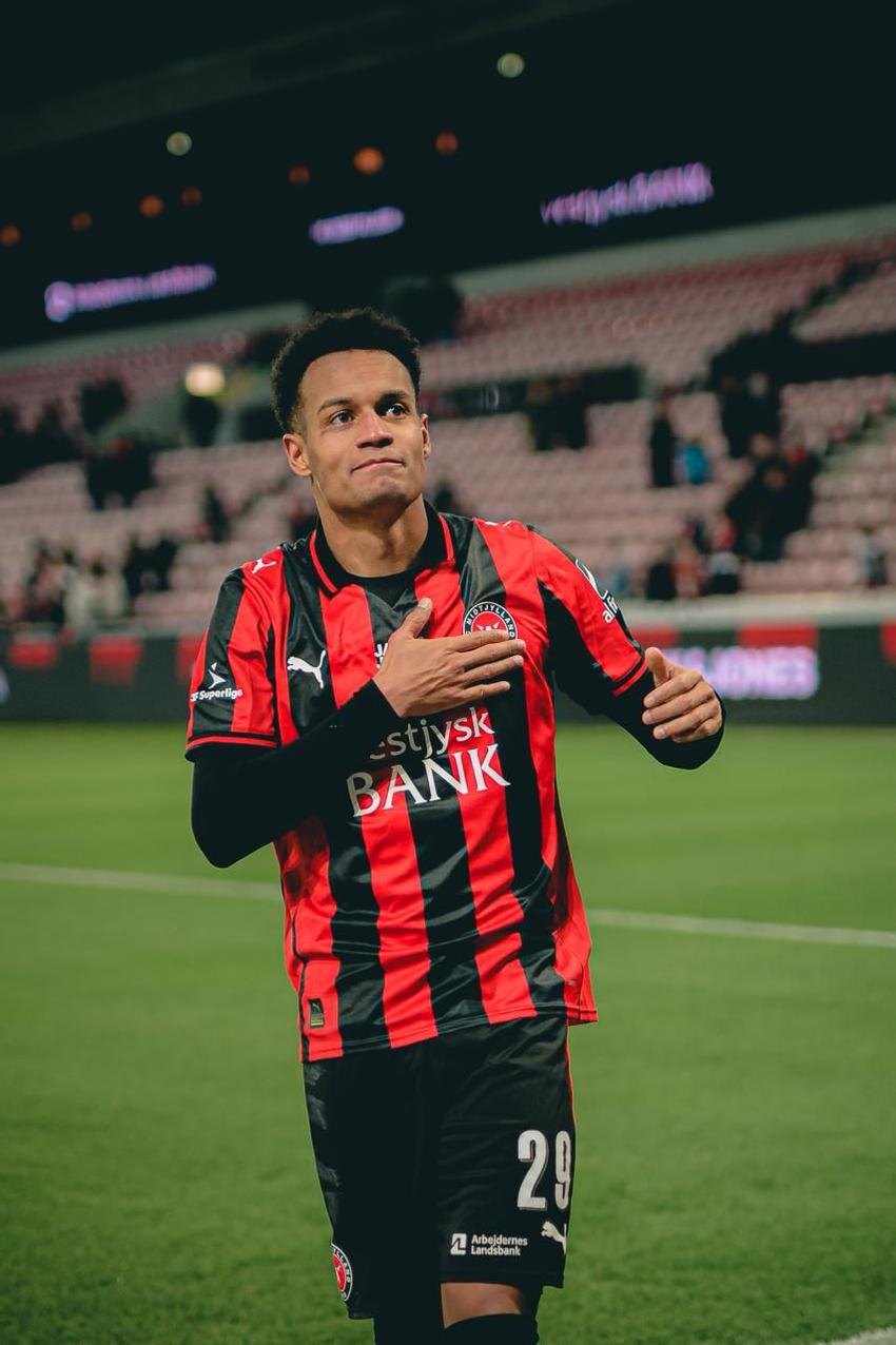 Paulinho, do Midtjylland, interessa ao Botafogo (Foto: Divulgação)