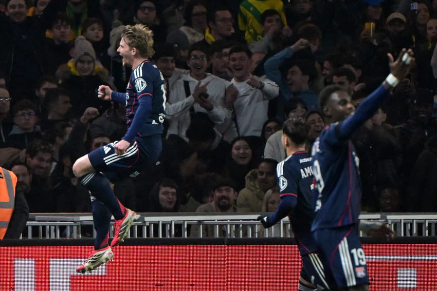 Pavel Sulc comemora gol marcado pelo Lyon sobre o Nantes, pela Ligue 1