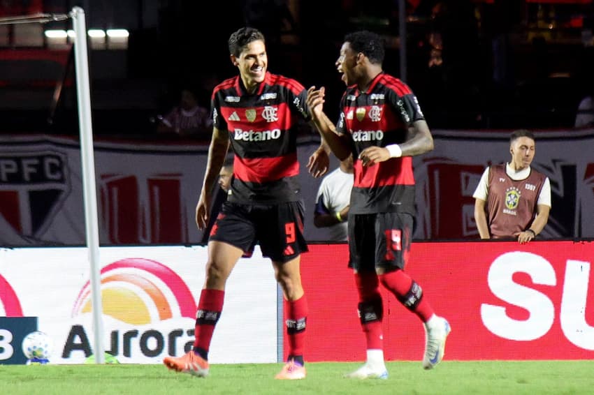 Pedro ri ao lado de Plata após servir companheiro com passe de peito contra o São Paulo (Foto: Luis Moura / Wpp / Gazeta Press)