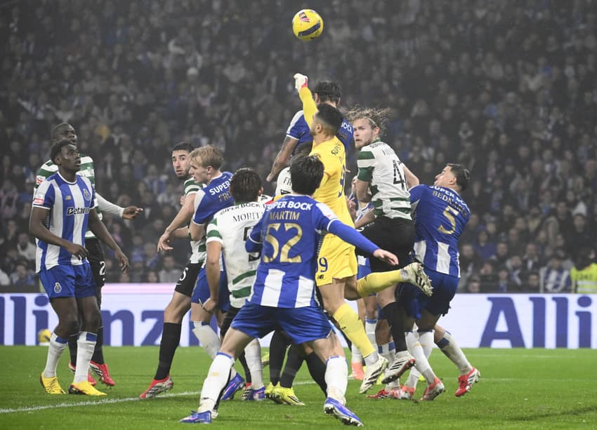 Porto e Sporting duelam pela Liga Portugal (Foto: Miguel RIOPA / AFP)