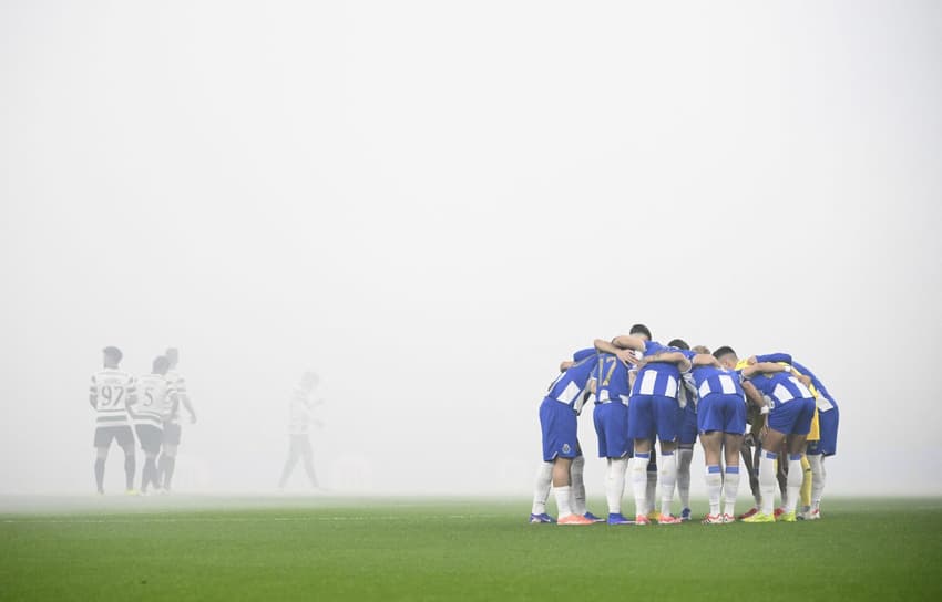 Porto e Sporting duelam pela Liga Portugal (Foto: Miguel RIOPA / AFP)