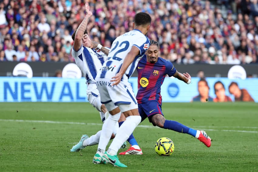 Raphinha em ação no duelo entre Barcelona e Levante (Foto: Josep Lago/AFP)