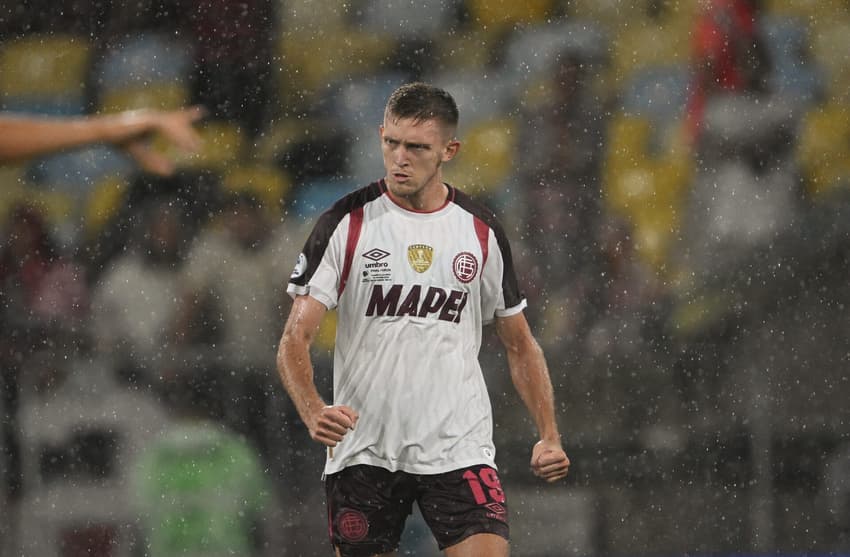 Rodrigo Castillo abre o placar para o Lanús no Maracanã (Foto: MAURO PIMENTEL/AFP)