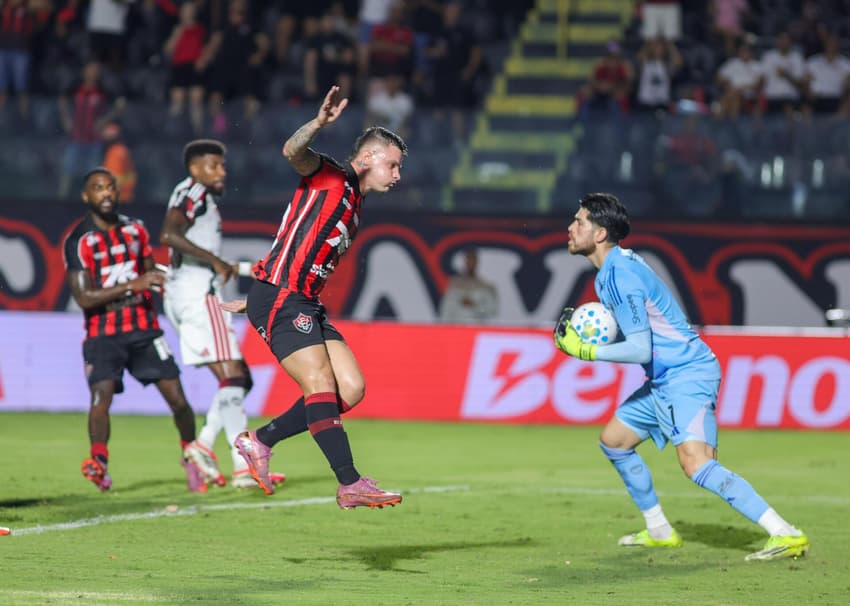 Rossi em ação durante Vitória x Flamengo (Foto: Marcio Jose/AGIF/Gazeta Press)
