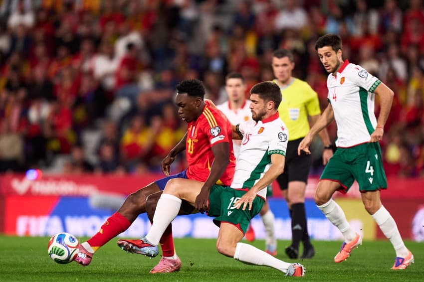 Samu em ação em jogo entre Espanha e Bulgária pelas Eliminatórias (Foto: Divulgação / SE Futbol)