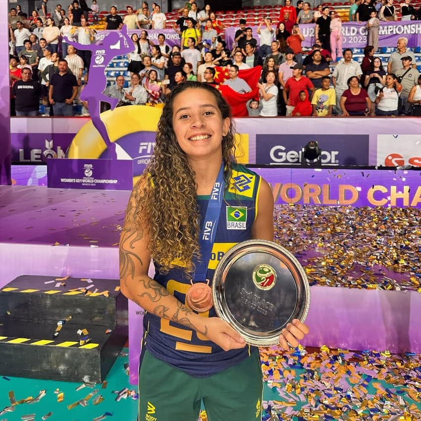 Lelê na conquista do bronze no Mundial sub-21 (Foto: Reprodução/ Instagram)