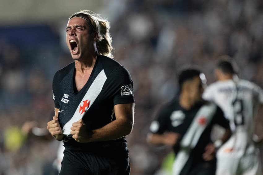 Spinelli celebra gol de empate do Vasco contra o Volta Redonda (Foto: Jorge Rodrigues / AGIF / Gazeta Press)