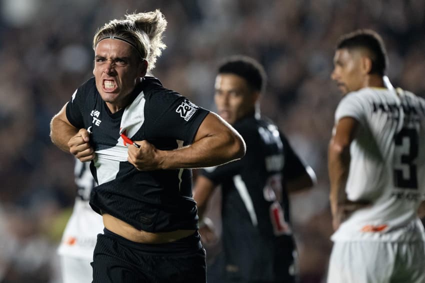 Spinelli vibra com primeiro gol com a camisa do Vasco (Foto: Jorge Rodrigues / AGIF / Gazeta Press)