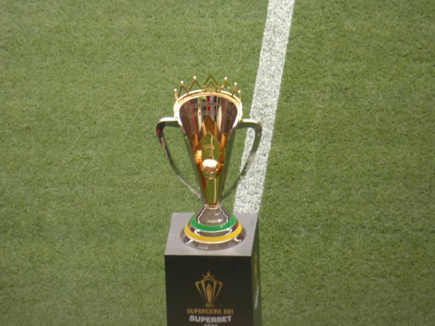 Taça da Supercopa Rei diretamente do gramado do Estádio Mané Garrincha (Foto: Lucas Bayer / Lance)