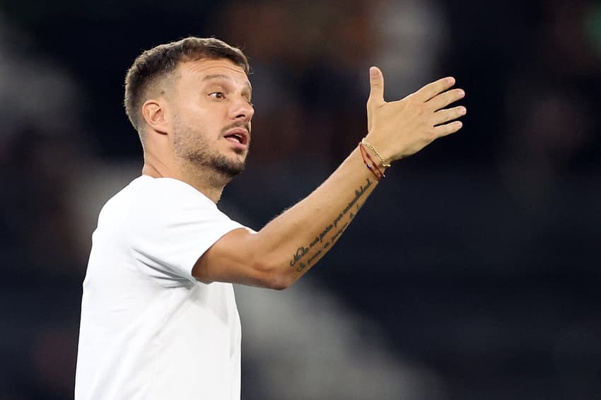 Técnico do Botafogo, Martín Anselmi orienta equipe contra o Flamengo
