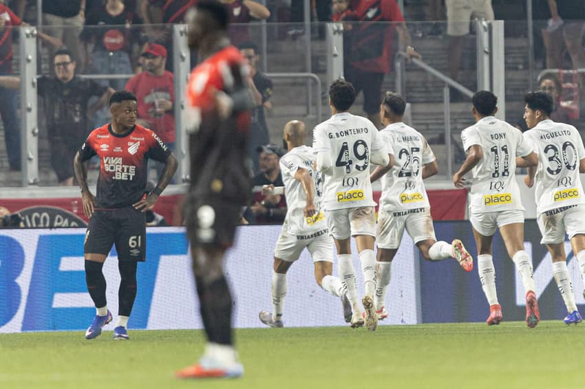 Thaciano gol comemoração Athletico Santos Série A 2026