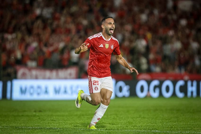 Thiago Maia comemorando gol marcado no duelo entre Internacional e Ypiranga (Foto: Reprodução/X)