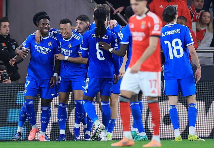 Vini Jr comemora gol com jogadores do Real Madrid sobre o Benfica, na Champions League