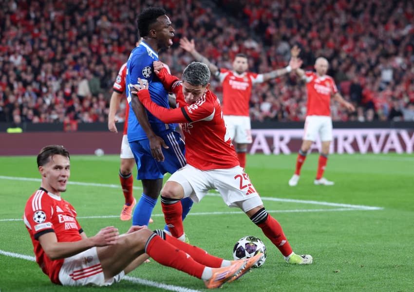 Vini Jr e Prestianni durante jogo entre Benfica e Real Madrid, pela Champions League
