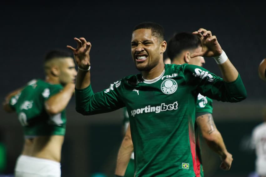 Palmeiras vence Fluminense por 2 x 1; Vitor Roque marca de pênalti