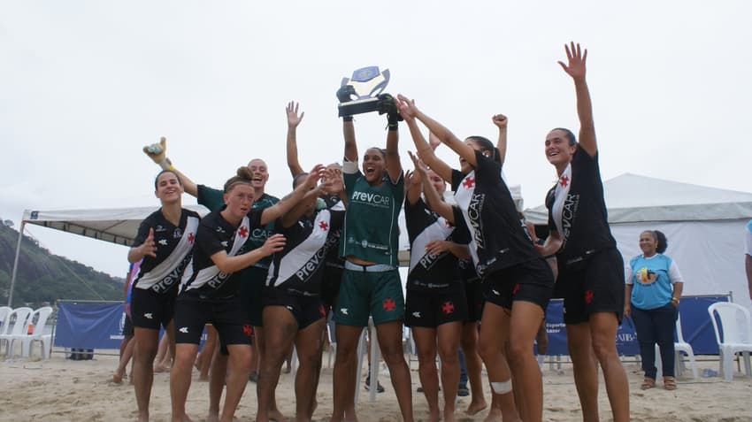 Equipe feminina do Vasco comemora título no Beach Soccer. (Foto: acervo pessoal)