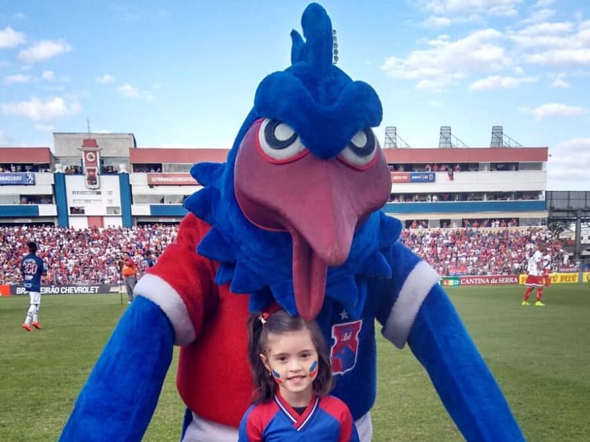 Lara quando criança ao lado do Gralha Azul, mascote do Paraná Clube. (Foto: acervo pessoal)