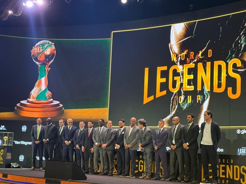 Copa do Mundo: Equipe organizadora e participantes da World Legends Cup 2026 posam durante a cerimônia de abertura (Foto: Pedro Ernesto/Lance!)