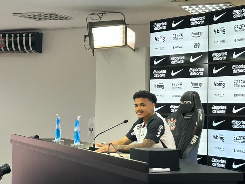 Kaio César foi apresentado oficialmente pelo Corinthians (Foto: Guilherme Lesnok/Lance!)