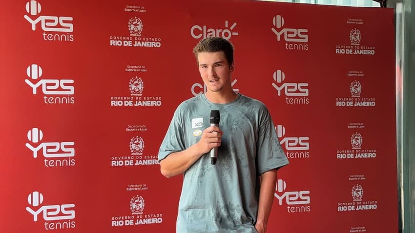 João Fonseca em coletiva na Yes Tennis (Foto: Gustavo Loio/Lance!)