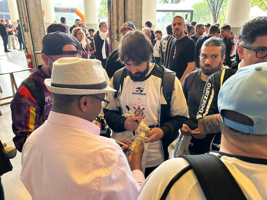 Wladimir atendeu torcedores do Corinthians no evento (Foto: Guilherme Lesnok/Lance!)
