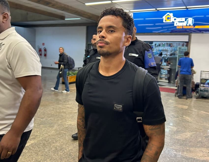 Allan desembarcou no Aeroporto de Guarulhos para assinar com o Corinthians.