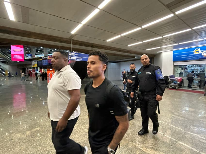 Allan desembarcou no Aeroporto de Guarulhos para assinar com o Corinthians.