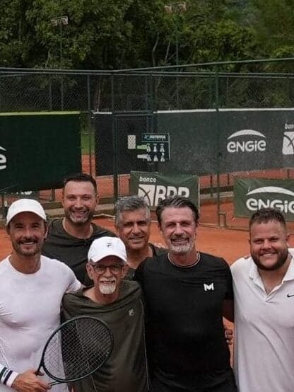 O ator Rodrigo Santoro (e) na clínica com o técnico Patrick Mouratoglou, na Rio Tennis Academy (Foto: Allan Christian/Divulgação)