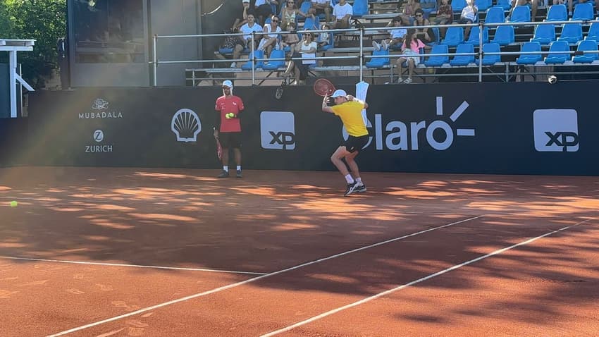 Observado pelo técnico Guilherme Teixeira, João Fonseca no primeiro treino com bola no Rio Open (Foto: Gustavo Loio/Lance!)