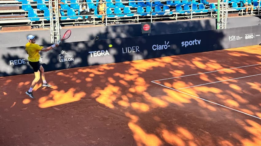 João Fonseca no primeiro treino com bola no Rio Open (Foto: Gustavo Loio/Lance!)