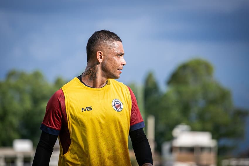 Bryan, ex-Cruzeiro (Foto: Giovanni Mendes / Itabirito)