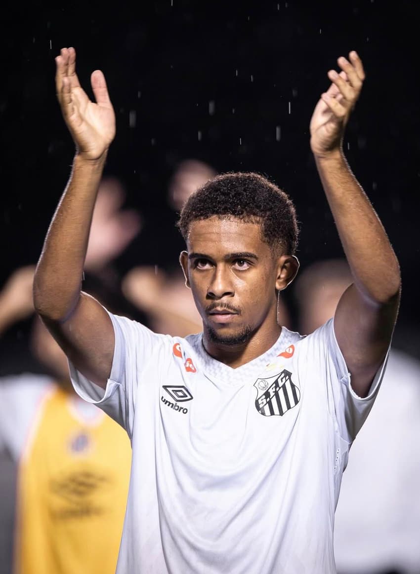 João Alencar tem contrato com o Santos até junho de 2030. (Foto: Divulgação/ Santos FC)