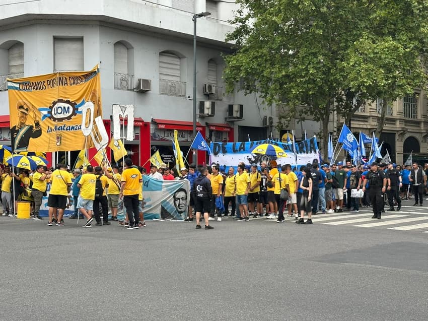 Manifestantes em principal avenida de Buenos Aires (Foto: Lucas Bayer / Lance!)