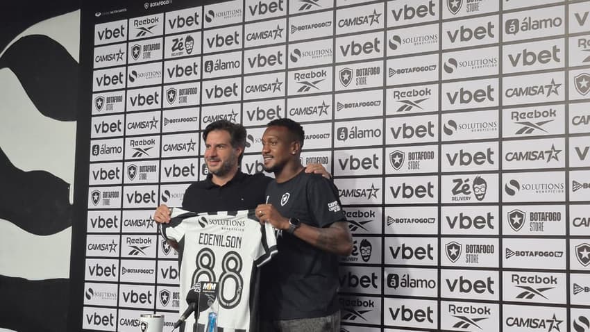 Edenílson foi apresentado pelo Botafogo (Foto: Leonardo Bessa/Lance!)