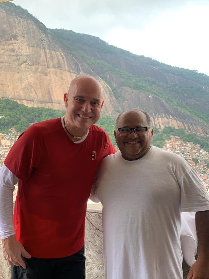 Andre Agassi na Rocinha com o anfitrião Valdir Albuquerque (Foto: Fotojump)