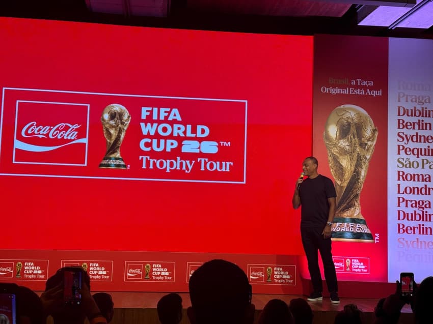 Denilson campeão mundial 2002 seleção brasileira no tour da taça da copa do Mundo (crédito Giselly Corrêa. Lance!)