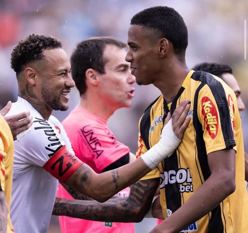 Dantas com Neymar em Novorizontino x Santos pelo Paulistão 2026 (Foto: Divulgação)