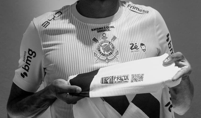 Na parte superior da gola do uniforme, a frase "Racismo é crime. Denuncie" estampa o posicionamento do clube (Foto: Divulgação/Corinthians)