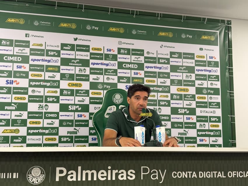 Abel Ferreira durante entrevista coletiva após vitória do Palmeiras sobre o Fluminense (Foto: Vitor Palhares/Lance!)
