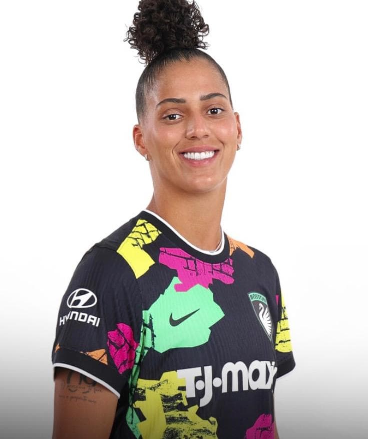 Amanda Gutierres com a nova camisa do Boston Legacy.