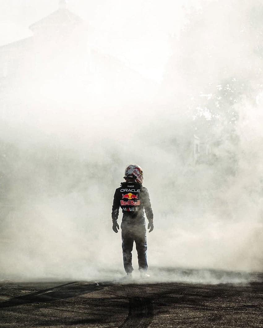 Yuki Tsunoda, piloto da Red Bull, após sair do veículo em chamas em evento de exibição (Foto: Reprodução X/@BlogFormula1)
