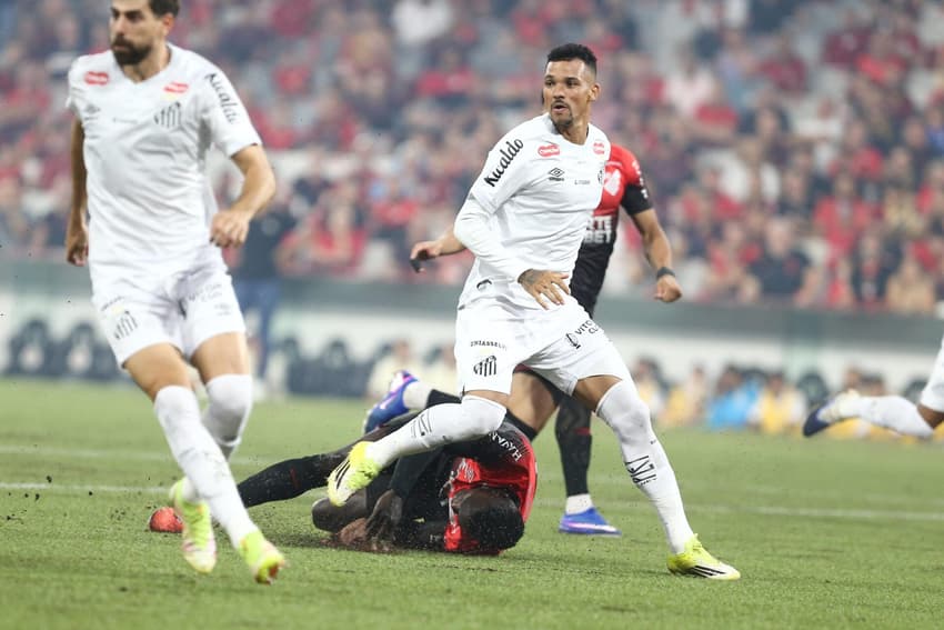 Zé Ivaldo Viveros pênalti Athletico Santos Série A 2026