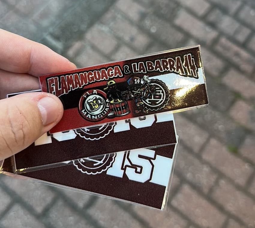Adesivo de Lanús e Flamengo (Foto: Lucas Bayer/Lance!)