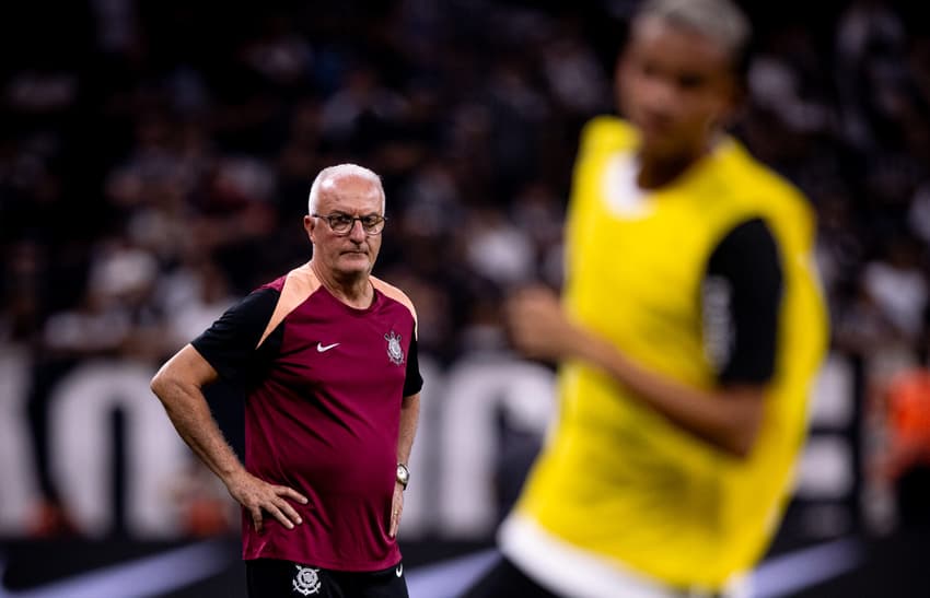 Dorival Júnior observa jogadores do Corinthians durante partida na Neo Química Arena (Foto: Agência Corinthians)