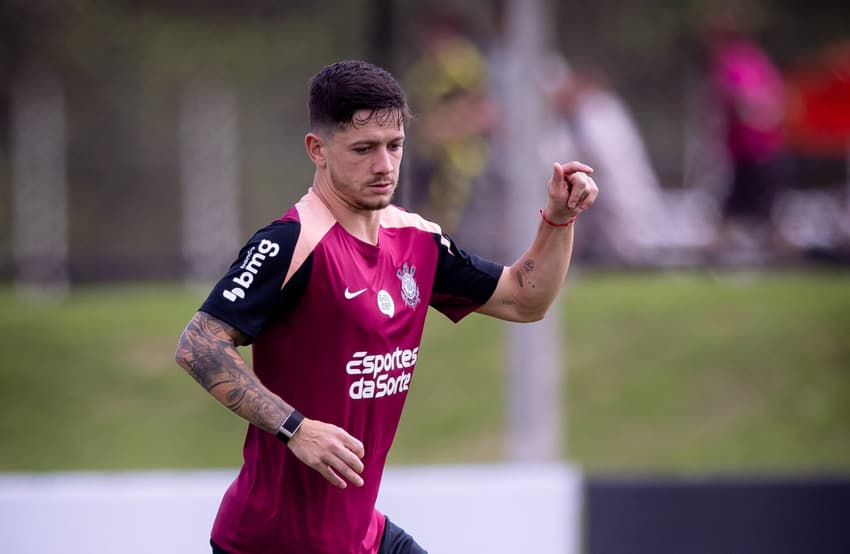 Rodrigo Garro luta por vaga no meio-campo (Foto: José Manoel Idalgo/Agência Corinthians)
